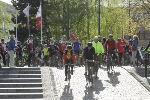 Im vergangenen Jahr radelte zum Auftakt des Stadtradelns noch Peter Kiefer (rechts), der damalige Beigeordnete der Stadt, zusamm