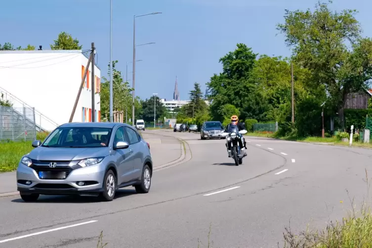 Einladend: Straßen wie die Industriestraße sind bei Bikern aufgrund ihres Wechsels aus Kurven und Geraden beliebt, sagt die Poli