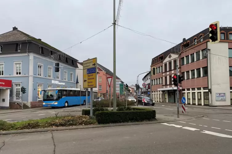 Der Ausbau soll im Norden der Kaiserstraße beginnen. Im zweiten Bauabschnitt wird ein Teil des geplanten Kreisverkehrs an Pallma