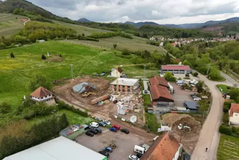 Zwischen Wiese, Weinbergen und zwei Straßen liegt die Baustelle für den Wohnkomplex, der nun unter neuem Namen vermarktet wird. 