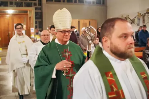 Feiert am Mittwochabend auch in Grünstadt einen Gottesdienst: der Speyerer Bischof Karl-Heinz Wiesemann (Mitte), hier bei einer 