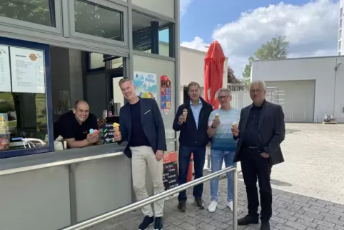 Manuel Heinsdorf, Michael Maas, Peter Zimmermann, Rudi Weinberger und Christoph Dörr probieren gemeinsam die neuen Eissorten. 