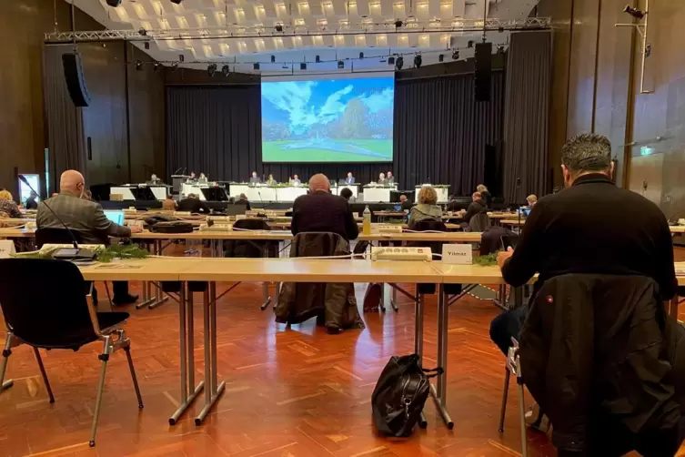 Sitzungen des Stadtrats finden seit vier Jahren im Konzertsaal des Pfalzbaus statt, weil das Rathaus abgerissen wird.