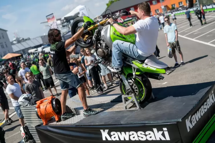 Im typischen Grün: Kawasaki-Motorräder stehen im Blickpunkt des Markentreffens. 