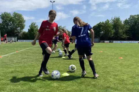 Bereits im vergangenen Jahr hatten junge Mädchen die Möglichkeit, beim 1. FFC Niederkirchen in die Welt des Fußballs zu schnuppe