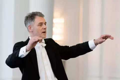 Der Franzose Denis Rouger, Professor für Chordirigieren an der Musikhochschule Stuttgart, gestaltet mit seinem Kammerchor „Figur