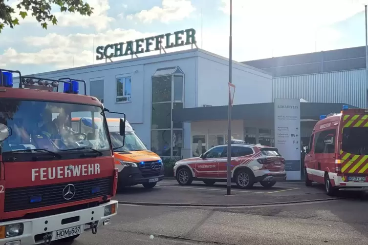 Bis zu 70 Feuerwehrleute waren bis Mitternacht im Einsatz, um den Brand in der Werkhalle zu löschen. 