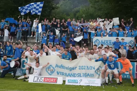 Die jubelnden SCH-Spieler: von links in Weiß Noel Kästner, Leon Schehl, Maximilian Seibel (sitzend), Yannick Roth, Tim Scherer, 