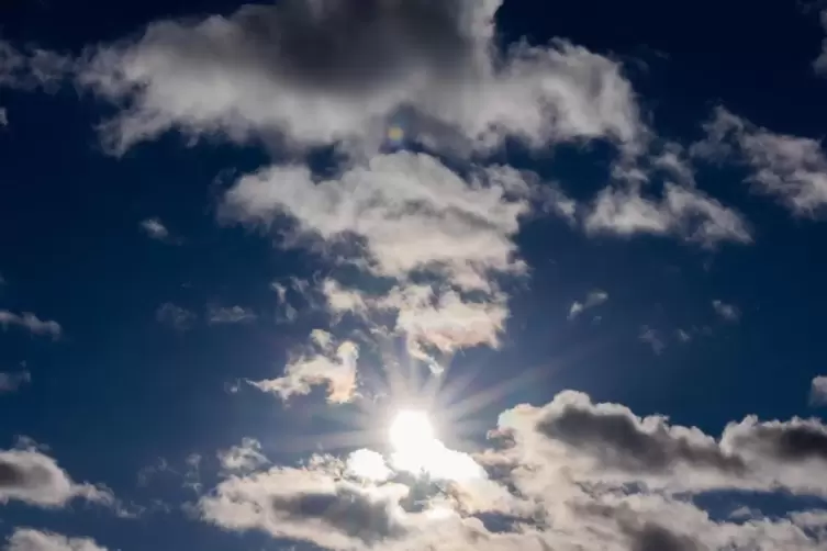 Wolken verschlucken die Sonne: Ein Bild, welches sich in den nächsten Tagen abzeichnen wird. 