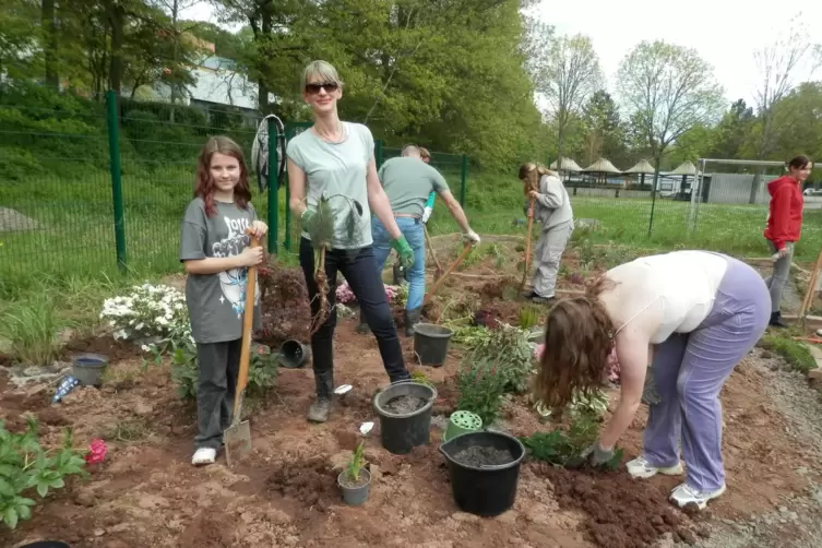 Neue Pflanzen werden gesetzt: Emily von der 7d und Lehrerin Marie Schlösser sind im Einsatz.