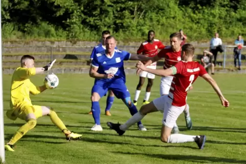 TSG-Kapitän Florian Jung erzielt das 0:1 und lässt Brückens Torhüter Eric Wambach keine Chance.