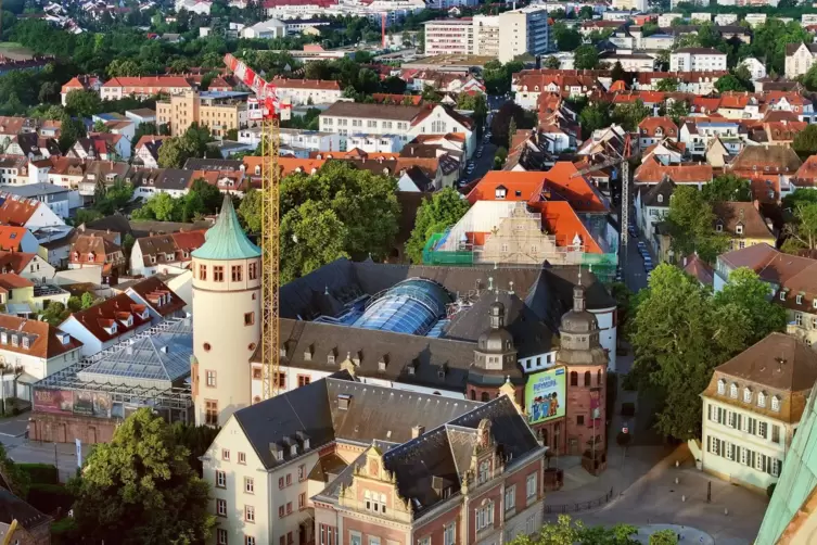 Arbeiten laufen: Für den Austausch der Glaselemente am Museumsdach (vorne, Mitte) ist ein Kran aufgebaut. Hinten: Gymnasium am K