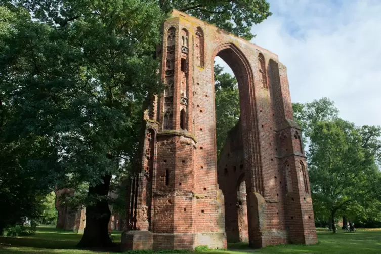 Nicht nur die Kirchenruine Oybin diente Caspar David Friedrich als Bildmotiv, auch die hier gezeigte Ruine des Klosters Eldena v