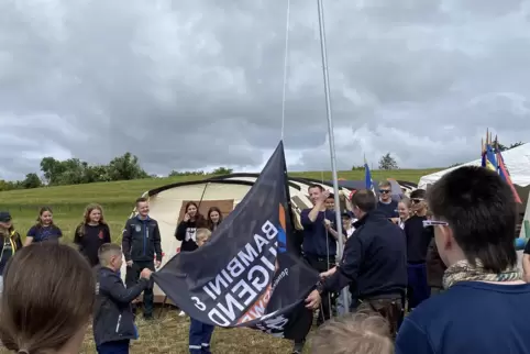 Die Jugendwarte Pascal Gezy und Steffen Fehl helfen beim Hissen der Flagge. Daniel Krell (links) betont das Gemeinschaftsgefühl.