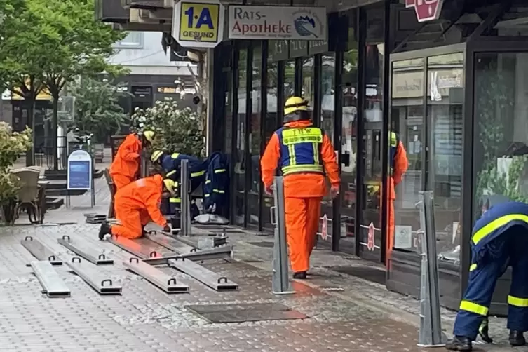 Am Ärztehaus in der Poststraße stellte das THW am Freitag vor Pfingsten bereits um die Mittagszeit die Hochwasserschutzwände auf