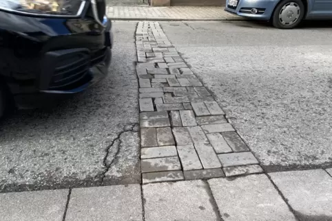 Glasfaserkabel wurden durch diese Hauptstraße verlegt. Die Oberfläche ist nur provisorisch verschlossen.