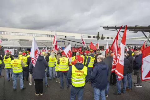 Bei einer Kundgebung Ende Februar hatten Hunderte Michelin-Beschäftigte gegen den Stellenabbau in Homburg demonstriert. Im Hombu