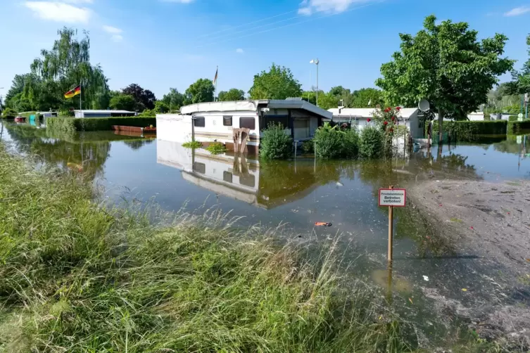 Jüngstes Hochwasser: In den Rheinauen – hier bei Otterstadt – sind die Campingplätze überflutet. Einige Camper bringen ihr Hab u