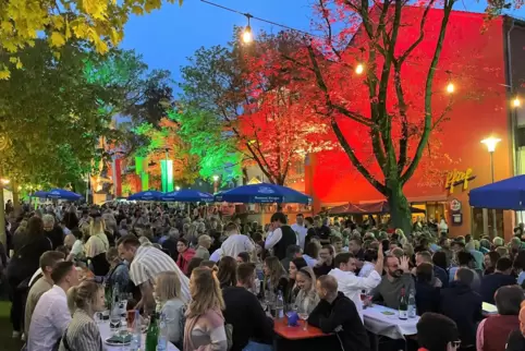 Das Pfälzer Weinfest erfreut sich in Landau an der Isar großer Beliebtheit und hat inzwischen Kultstatus