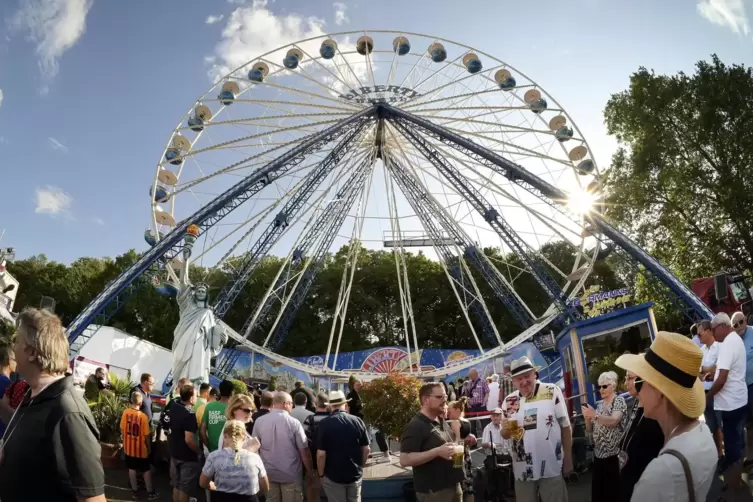 Neben dem Riesenrad wartet das Pfalzfest mit weiteren, teils spektakulären Fahrgeschäften auf.