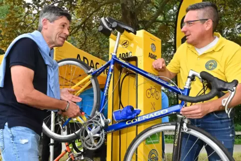 Praxistest: Weltschiedsrichter Markus Merk (links) und Jochen Glas, Radsportbeauftragter des AC Maikammer, an der neuen ADAC-Rad