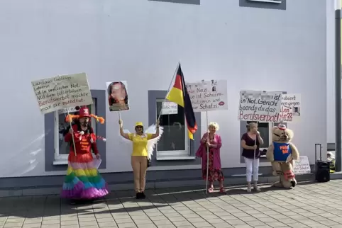 Vor dem Oberverwaltungsgericht des Landes brachte eine kleine Gruppe ihren Zuspruch für die Landauer Lehrerin zum Ausdruck. 