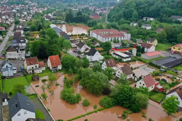 In Thaleischweiler-Fröschen war der Schwarzbach über die Ufer getreten. 