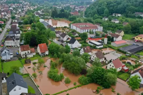 In Thaleischweiler-Fröschen war der Schwarzbach über die Ufer getreten. 