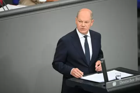 Kanzler Olaf Scholz (SPD) am Donnerstagmorgen im Bundestag bei seiner Regierungserklärung zur „aktuellen Sicherheitslage“. 