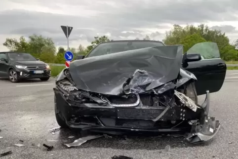 Stark beschädigt: eines der Unfallfahrzeuge. 