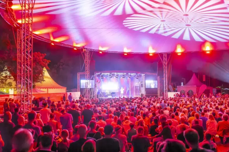 Der „Magic Sky“ überspannt den Platz vor der Kulturbühne und sorgt für Schatten und ein stimmungsvolles Ambiente. 