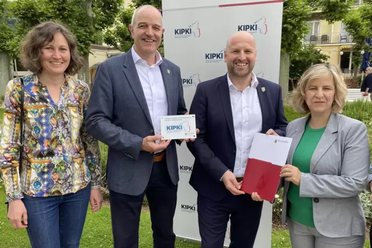 Den Förderbescheid gab es am Donnerstag im Kurpark (von links): Klimaschutzmanagerin Nathalia Koch mit den Beigeordneten Sven Ho