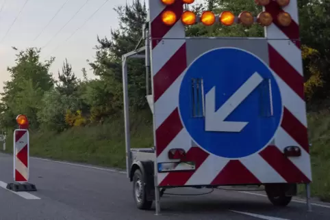 Der gesamte Verkehr wird auf die Fahrbahn Richtung Mannheim umgeleitet.