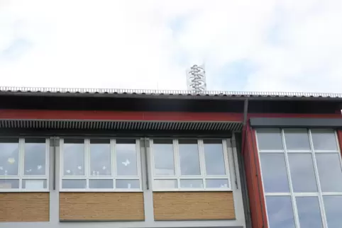 Die Sirenenanlage auf dem Dach der Tulla-Grundschule in Sondernheim.