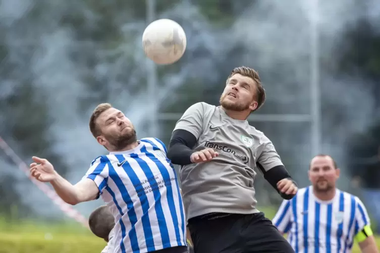 Luftkampf mit geschlossenen Augen: Janis Steuerwald vom TuS Bolanden (links) gegen Jonathan Rheinfrank (VfL Kaiserslautern). 