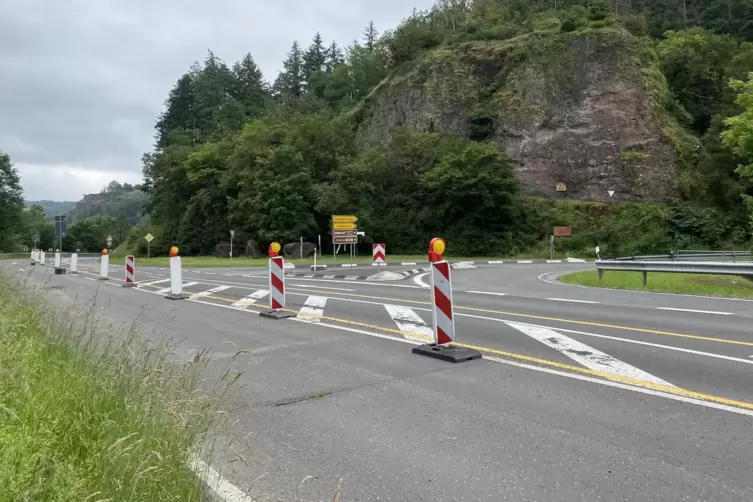 Seit rund drei Monaten ist auf der B48 in Höhe Eisenschmelz ein Teil der Fahrbahn mit Warnbaken abgetrennt. RHEINPFALZ-Leser hab