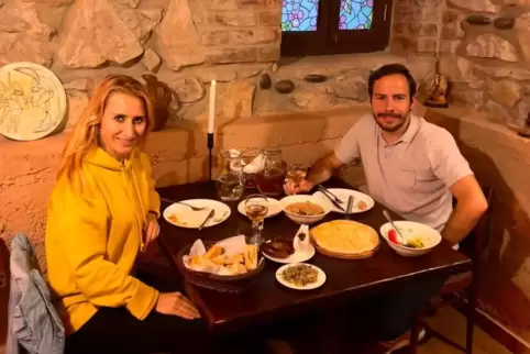 Dorian Schurer mit Partnerin Kerstin Burkart in einem georgischen Restaurant.