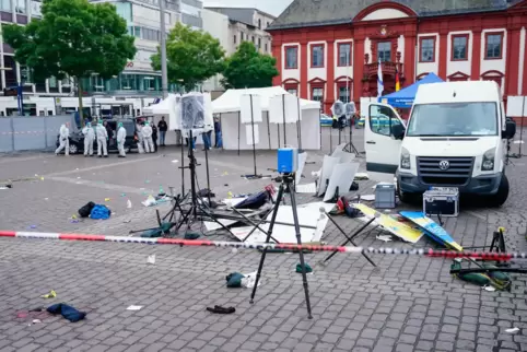 Tatort Marktplatz: Hier attackierte der Afghane die Menschen an dem Stand der BPE und erstach einen Polizisten. 