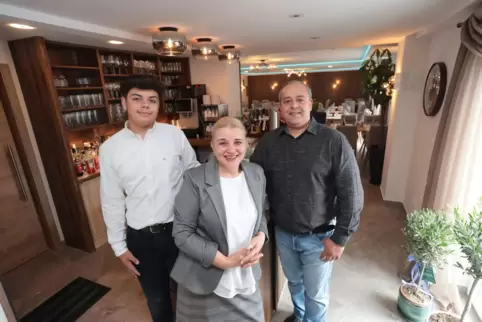 Sohn Darius, Mutter Elena Hertinger-Gliga und Inhaber Nelutu Hertinger in ihrem neu eröffneten Restaurant.