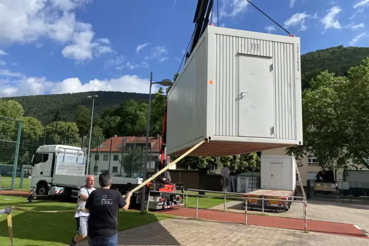 Die Sanitärcontainer sind am Donnerstag im Stadion angekommen.