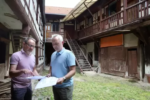 Für Steffen Kammerer (links) und Yves Hauschildt ist das alte Anwesen in Dierbach „ein Paradies“. 