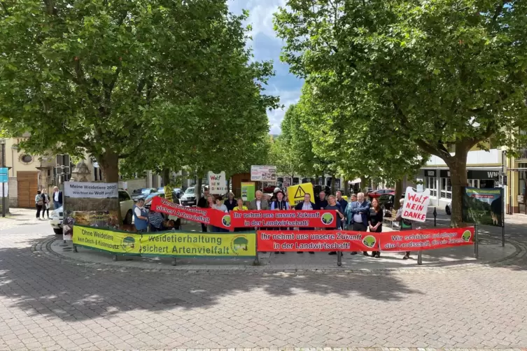 Der Protest für den Schutz von Weidetieren vor dem Kurparkhotel. 