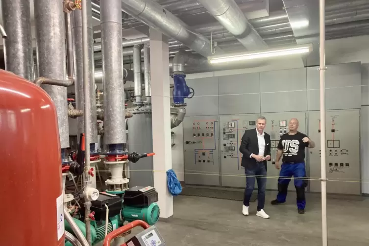 Die Heizung vom Hugo-Ball-Gymnasium stammt noch aus dem Baujahr 1968. Hausmeister Andreas Weber (rechts) erklärt Bürgermeister M