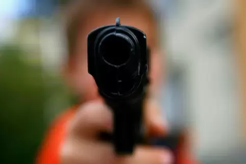Der Angeklagte soll einen Mitarbeiter und Kunden der Tankstelle mit einer Spielzeugpistole und einem Taschenmesser bedroht haben