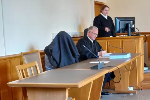 Bild vom Prozessauftakt Ende Mai: der Angeklagte mit einer Jacke über dem Kopf. Daneben sitzt sein Anwalt Markus Freyler.