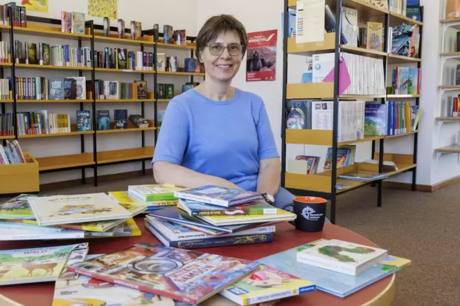 In der Ortsteilbibliothek im Bürgerhaus gibt es viele neue Bücher für Kinder. Ortsvorsteherin Christina Kadel freut sich über da