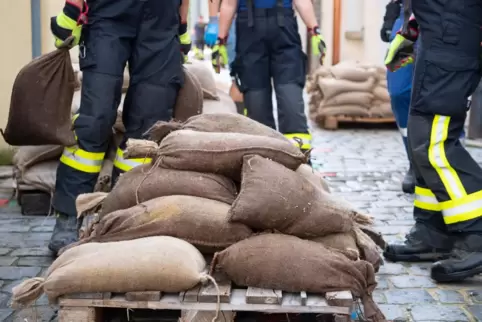 Mit Sandsäcken sollen Häuser vor Hochwasser geschützt werden.