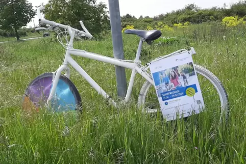 Am Kreisel beim Sandbuckel in Haßloch steht kein Ghostbike, sondern ein weiß gestrichenes Rad, das aufs Stadtradeln hinweist. 