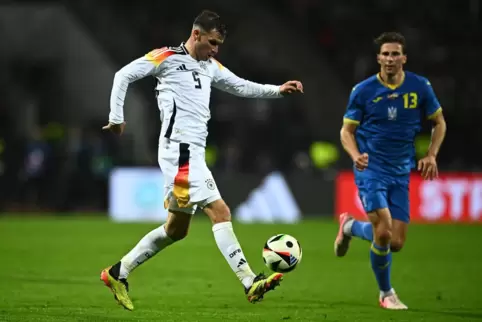 Pascal Groß trägt in der Nationalmannschaft die 5, hier eine Szene aus dem Vorbereitungsspiel gegen die Ukraine in Nürnberg.