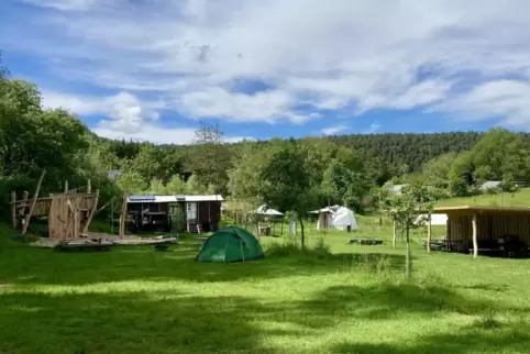 Der Naturzeltplatz ist Teil des Biotopia-Konzepts des Reinighofs. Veranstaltungen von Yogatagen bis zu Waldbaden würden gut ange